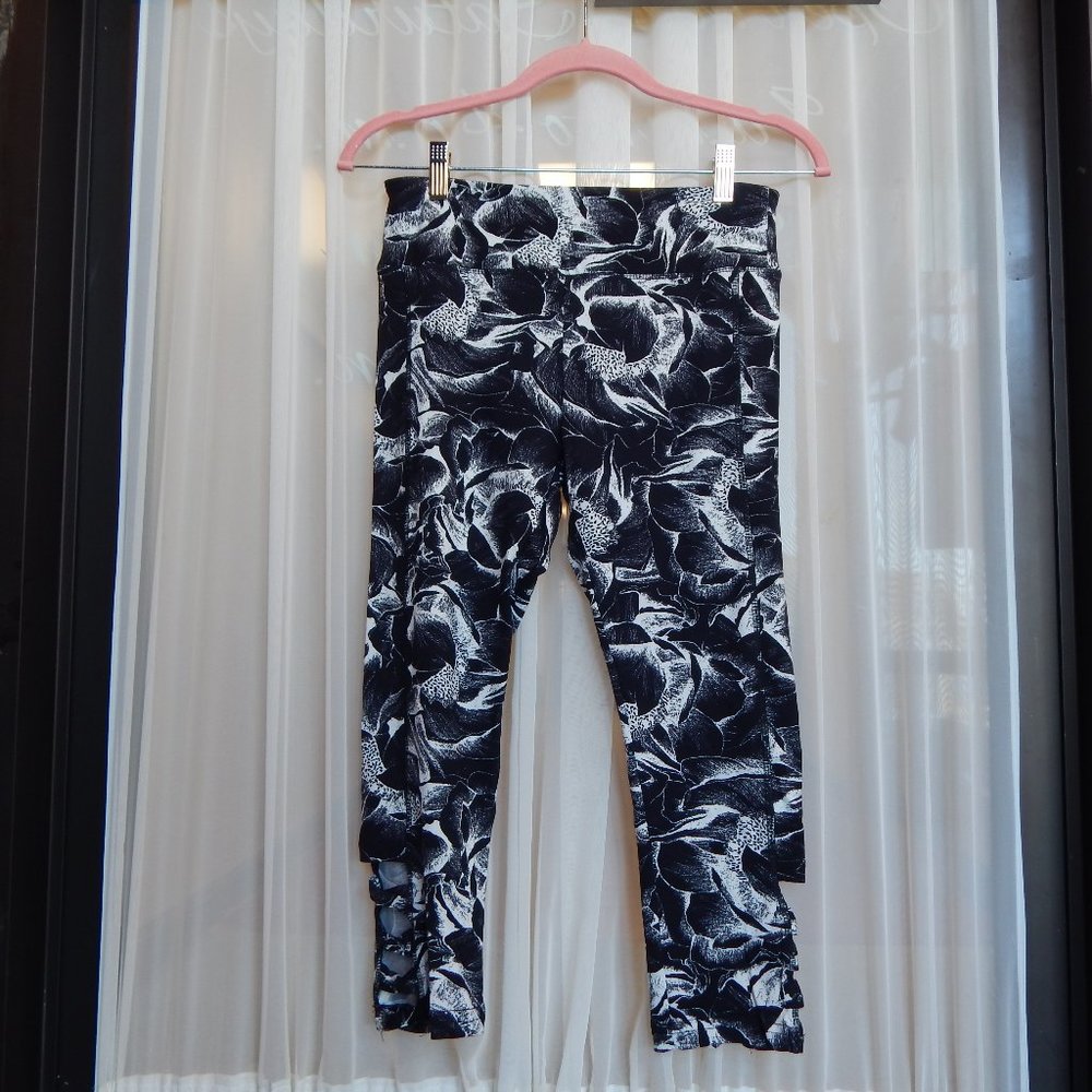 NWT AJ Activewear Capri Leggings Black & White